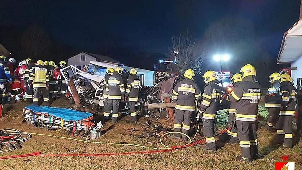 Ein Großaufgebot an Helfern war an der Unfallstelle im Einsatz