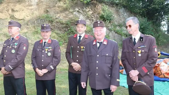Während des Festaktes wurden zahlreiche verdiente Feuerwehrleute für ihre langjährige Tätigkeit und Mitgliedschaft ausgezeichnet. 