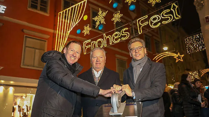 Die Innenstadt leuchtet: Citymanager Heimo Maieritsch sowie Erwin Sacher und Martin Wäg haben den Schalter umgelegt.