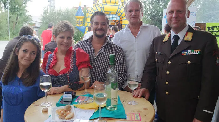 Martina Kapfer, Daniela Kuckenberger, Gemeinderat David Tuttner, Bürgermeister Peter Moser, ABI Josef Plank (von links)