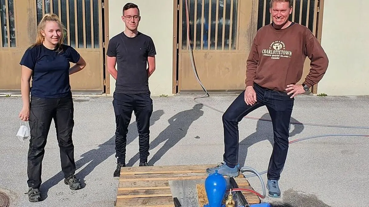 Jara Wiltschnig und Daniel Konrad mit ihrem Lehrer Bernhard Pertl 