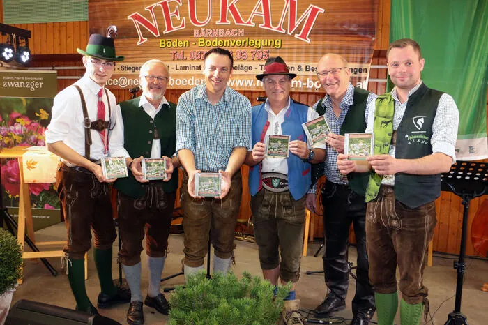 Präsentiert wurde die CD mit zwei Vorstellungen vor ausverkauftem Haus im Turnsaal der Volksschule. Bei der Premiere am Nachmittag konnte Bürgermeister Viktor Schriebl eine Reihe von Ehrengästen, unter ihnen die Nationalratsabgeordnete Elisabeth Grossmann, Köflachs Vizebürgermeister Bernd Jammernegg und Voitsbergs Stadtrat Markus Leinfellner begrüßen.