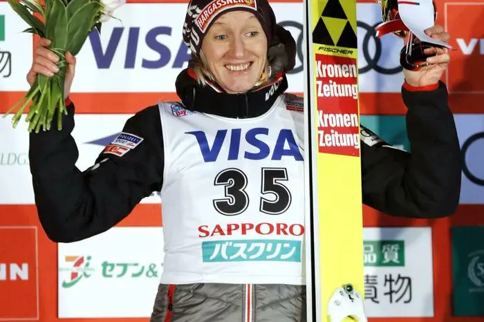 Eine Woche nach ihrem Großschanzenerfolg in Sapporo hat Daniela Iraschko-Stolz in Zao am Freitag ihren zweiten Saisonerfolg in Skisprung-Weltcup gefeiert.