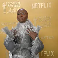 Cynthia Erivo zog in ihrem silbernen Look alle Blicke auf sich