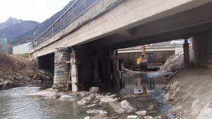 Die Sicherung des Brückenpfeilers mit Stahlträgern und Stahlbetonstreifenfundamenten ist abgeschlossen