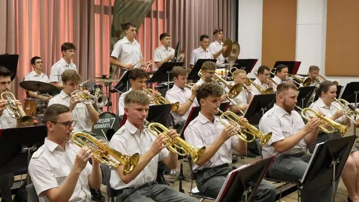 Musik, die verbindet und Gutes bewirkt: Mit einem mitreißenden Benefizkonzert sorgte die Militärmusik Kärnten am Freitag im Musikzentrum Knappenberg für einen unvergesslichen Konzertabend. Unter der Leitung von Militärkapellmeister Oberst Dietmar Pranter begeisterte das renommierte Blasorchester aus Klagenfurt das Publikum mit einem abwechslungsreichen Programm – von kraftvollen Märschen über gefühlvolle Melodien bis hin zu modernen Konzertstücken.
