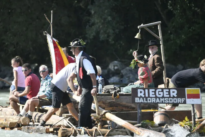 Legte traditionell als erstes Floß bei der Draubrücke Spittal an: Das Team Rieger-Sachsenburg.