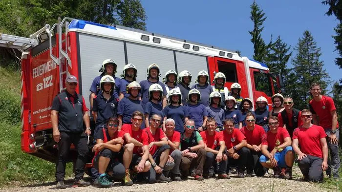 13 Bergretter und 18 Feuerwehrleute aus Vordernberg übten  die Rettung eines abgestürzten Paragleiters und eines eingeklemmten Forstarbeiters.