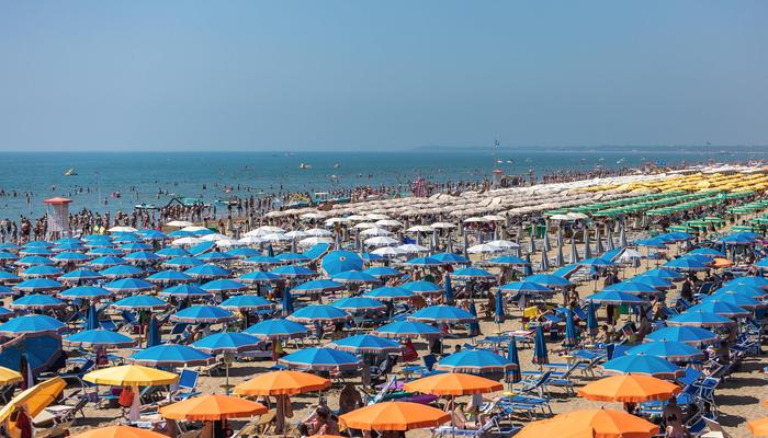 Zwischen Juni und August lag die durchschnittliche Besucherzahl in Lignano bei 122.000 Menschen 