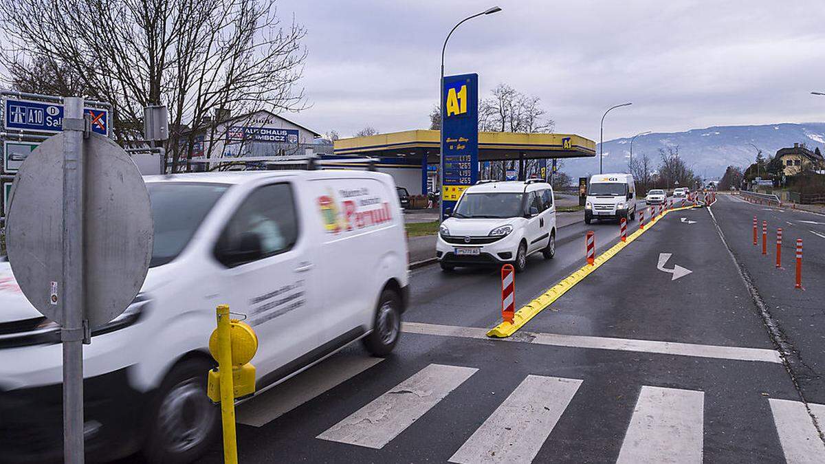 Auch stadtauswärts wird die Straße mittels Betonleitwänden verengt 