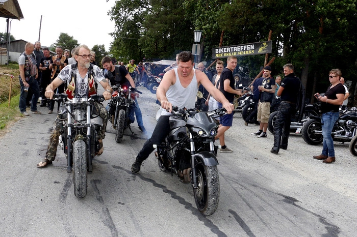 ...kamen Motorradfahrer aus dem In- und Ausland nach Großsteinbach.