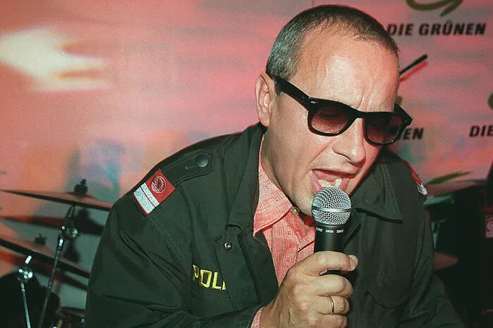 Pilz war Band Prinz Pezi aktiv und gründete unter den Namen Old Pezihand und Trapper Gert die Band Lasso-Brüder