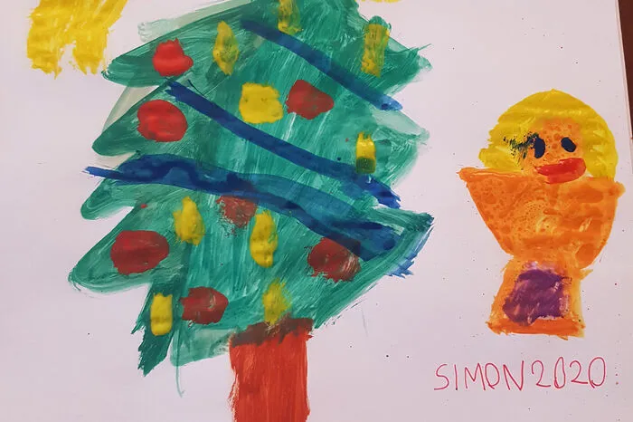 Der sechs Jahre alte Simon Jakob Pirker aus Krahberg bei Feldkirchen kann es kaum mehr erwarten, bis das Christkind endlich kommt. Besonders schön hat er den Weihnachtsbaum gemalt. Er hat bunte Kugeln und auf der Spitze leuchtet ein goldener Stern. Auf seiner Zeichnung hat das Christkind bereits drei kleine Päckchen unter den Baum gelegt – zwei für seine Geschwister und eines für ihn selbst.