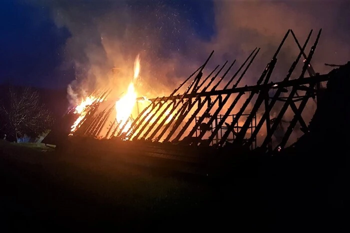 Zeitgleich wurde für die weitere Brandbekämpfung, welche mit mehreren Strahlrohren unter schwerem Atemschutz durchgeführt wurde, eine Zubringerleitung vom rund einen Kilometer entfernten Löschwasserbehälter verlegt und ein Pendelverkehr mit Tanklöschfahrzeugen eingerichtet.