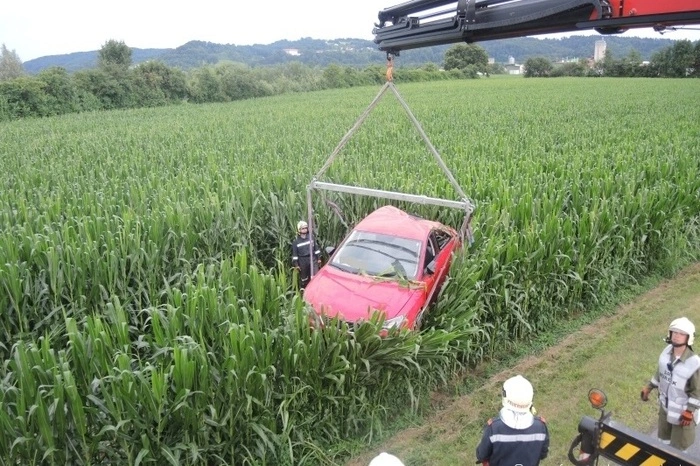 Die Feuerwehr Mureck barg das Auto.