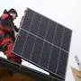 ABD0017_20230314 - ZILLINGTAL - ÖSTERREICH: ++ THEMENBILD ++ Mitarbeiter einer Elektrofirma während einer Montage von PV-Modul Paneelen einer Solaranlage am Montag, 13. März 2023, auf einen Wohnhaus in Zillingtal. Die Energie-Versorger verzeichnen ein reges Interesse der Stromkunden an Photovoltaik-Anlagen. - FOTO: APA/ROBERT JAEGER
