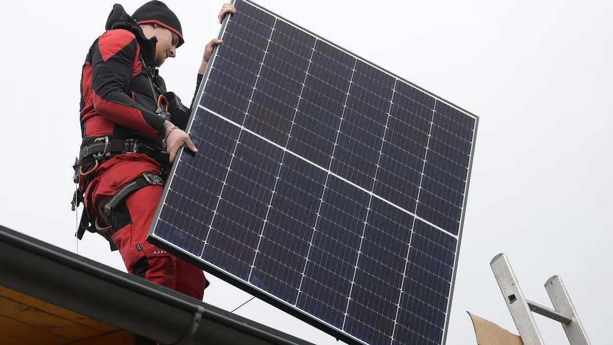 ABD0017_20230314 - ZILLINGTAL - ÖSTERREICH: ++ THEMENBILD ++ Mitarbeiter einer Elektrofirma während einer Montage von PV-Modul Paneelen einer Solaranlage am Montag, 13. März 2023, auf einen Wohnhaus in Zillingtal. Die Energie-Versorger verzeichnen ein reges Interesse der Stromkunden an Photovoltaik-Anlagen. - FOTO: APA/ROBERT JAEGER