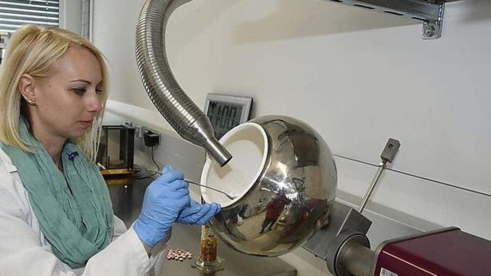 Mit maßstabsgetreu verkleinerten Maschinen werden im neuen Labor Versuche getätigt.