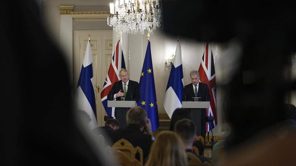 Großbritannien sagt Schweden und Finnland angesichts des russischen Angriffskriegs in der Ukraine umfassende Sicherheitsgarantien zu. Im Bild Johnson mit dem finnischen Präsidenten Sauli Niinistö