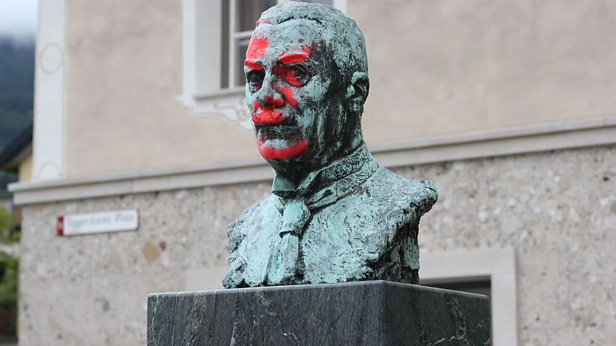 Mit roter Farbe beschmiert