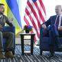 Der ukrainische Präsident Wolodymyr Selenskyj und US-Präsident Biden im Gespräch