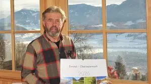 Toni Kerschbaumer daheim am Wörschachberg mit seinem 25. Kalender
