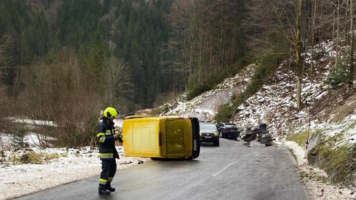 Auf der Bundesstraße überschlug sich ein gelber Transporter