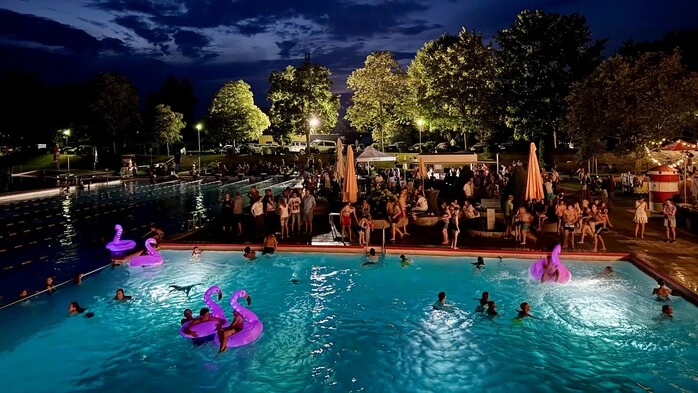 Kein Mond, dafür ein volles Becken bis spät in die Nacht hinein beim „Moonlight“-Schwimmen im Freibad Fürstenfeld