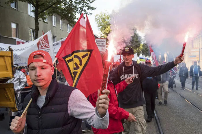 Konzernbetriebsratschef, Willi Segerath, kündigte eine Fortsetzung der Proteste an. "Der Auftakt ist gut, aber demnächst kommen wir näher an Essen ran. Wir lassen uns nicht ignorieren", sagte er unter Anspielung auf den Konzernsitz in der Nachbarstadt.