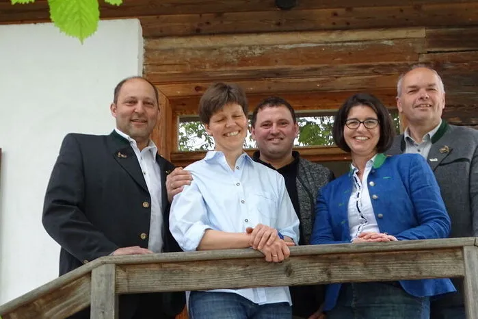 Sepp Wumbauer, Sabine und Hannes Grabner, Ursula Reiter, die Bezirksbäurin, und Josef Hirt, Geschäftsführer des Tourismusverbandes Apfelland-Stubenbergsee.