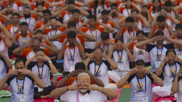 Trotz Regens haben Premierminister Narendra Modi (Mitte) und Tausende weitere Inder zusammen im Freien Yoga gemacht. Sie begingen damit den Weltyogatag, der am Mittwoch zum dritten Mal stattfand.