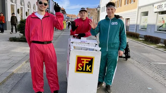 Gemeinsam organisiert vom Stadtmarketing von Barbara Wagner und Markus Jahn sowie der Stadtgemeinde mit Regierungskommissär Franz Jost, startete der traditionelle Faschingsumzug vom Grazer Platz quer durch das Stadtgebiet bis zum Hauptplatz, wo das närrische Spektakel schließlich seinen Abschluss fand.