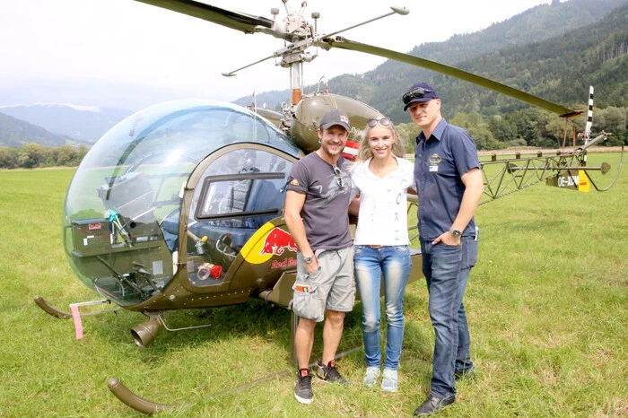 Einer der Höhepunkte des Fliegerwochenendes: Die Landung von Stratosphären-Springer Felix Baumgartner (links) mit seinem Red Bull-Bell 47-Hubschrauber am Samstagvormittag. 