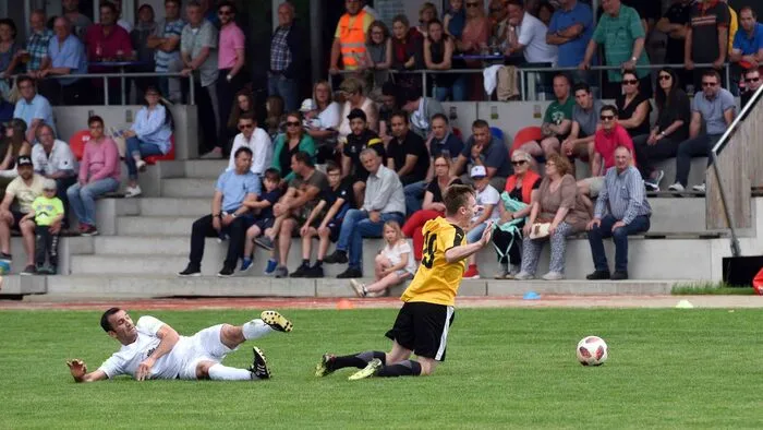 250 Zuschauer sahen ein von der ersten Minute an kampfbetontes Spiel. Nach 90 Minuten trennten sich die Teams mit einem gerechten 1:1 Unentschieden. St. Veit führt zwei Runden vor Schluss die Tabelle an, hat allerdings ein Spiel mehr absolviert. Schiedsrichterin Senka Haznadar teilte insgesamt sechs Gelbe Karten aus. Kraig 1b ging durch Benjamin Lamzari (36.) in Führung, Routinier Ramazan Gürkan glich in der 47. Minute aus.