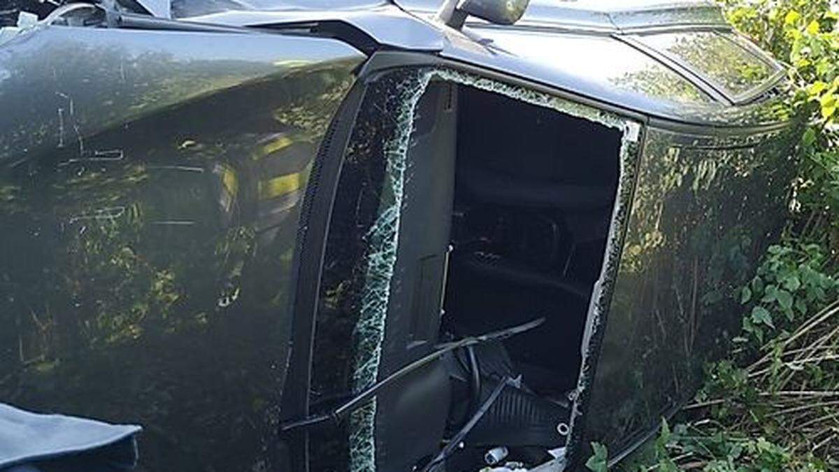 Die Feuerwehr Ferndorf entfernte die Windschutzscheibe, um die Frau bergen zu können