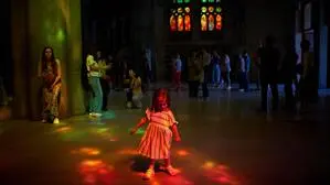 Ein Mädchen spielt in der Sagrada Família, der von Antonio Gaudí geplanten weltberühmten Kirche in Barcelona