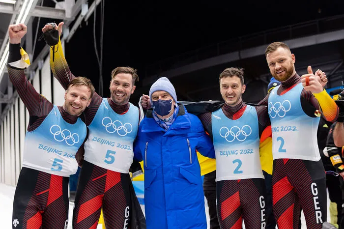 Die Kritik an den Winterspielen war laut. Nicht nur China, sondern auch das IOC und ihr Boss Thomas Bach kamen schlecht weg. Er verlor kein kritisches Wort zu den Menschenrechtsverletzungen im Veranstalterland. Auch das Bild, auf dem er sich mit den Rodel-Olympiasiegern Arlt/Wendl ablichten ließ, sorgte für Kritik - kaum abgedrückt, war er weg.
