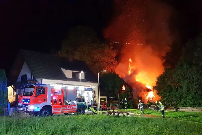 Gasflaschen, Benzinkanister, aber auch Munition oder Sprengmittel: Befindet sich Derartiges in einem brennenden Wohnhaus, dann bedeutet das höchste Explosions- und Lebensgefahr für die Einsatzkräfte. In diesem Fall in Kapfenberg flogen ihnen sogar intakte Weltkriegsgranaten vor die Füße.