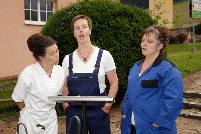 Ein Ständchen in Ehren der Schmiedekünstlerin Claudia Czimek, Gudrun Franzl, im Zivilberuf im Gesundheitszentrum Eisenerz,  und Sandra Fahrsbacher von der Erzhoamat (v. l.)