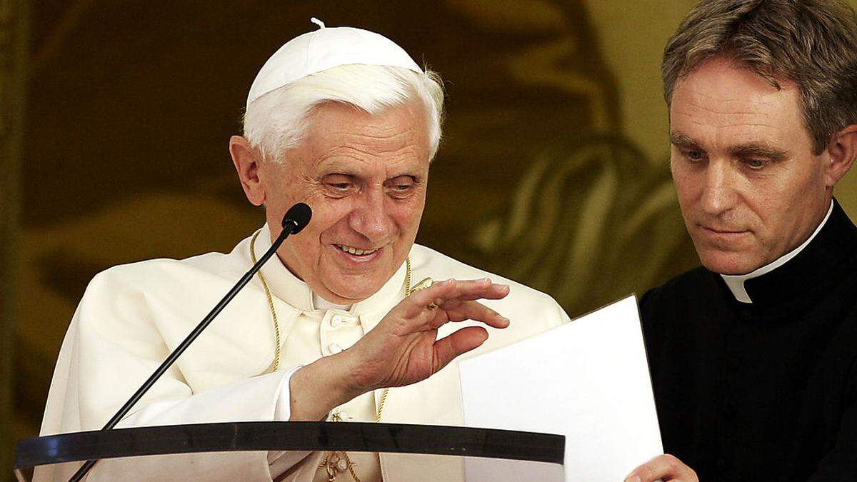 Ein Bild aus dem Jahr 2006: Benedikt XVI. mit Privatsekretär Georg Gänswein