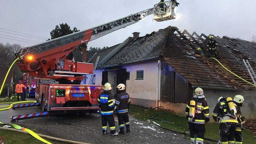 In Rohrbrunn geriet ein Microcar in Brand, das Feuer griff auf ein Gebäude über