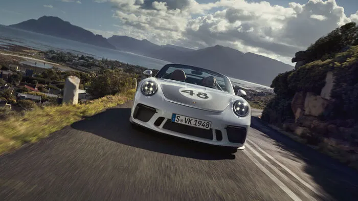 Im vergangenen Jubeljahr zum 70. Markenjubiläum hat uns Porsche mit zwei Showcars die Zähne lang gemacht, jetzt haben die Zuffenhausener das Tuch vom 911 Speedster gezogen – als krönenden Abschluss der Generation 991.