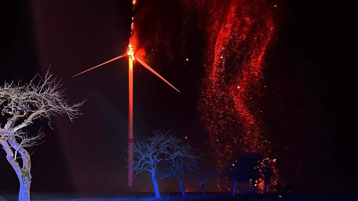 Gondel und Rotorblätter des Windrads standen gegen Mitternacht in Vollbrand 