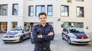 Stellvertretender Kommandant Thomas Schwarzfurtner vor der neuen Inspektion am Heiligengeistplatz