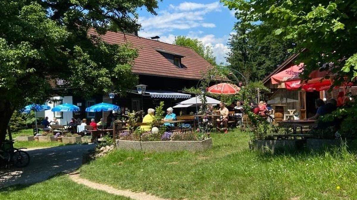 St. Johann und Paul: Beim Besuch der Aussichtswarte am Buchkogel kann man nun auch wieder am Gasthaus einkehren