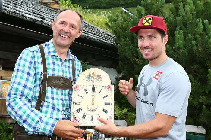 Von Leo Bauernberger, dem Geschäftsführer des Salzburg-Tourismus, bekam das Ski-Ass eine Lackschilduhr überreicht.