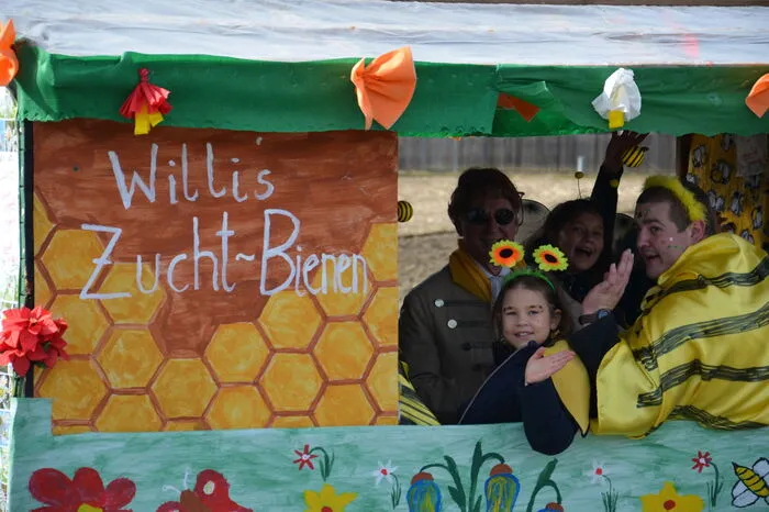 ...dahinter folgen ein paar Honigbienen.