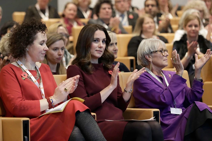 Kate litt auch diesmal wieder unter einer schweren Form der Morgenübelkeit, sie sagte daher immer wieder Termine ab. Das Paar hat bereits zwei Kinder: Prinz George (4) und Prinzessin Charlotte (2).