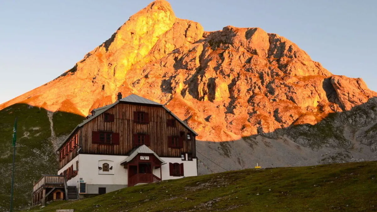 Guttenberghaus im Dachsteinmassiv bei schönem Wetter