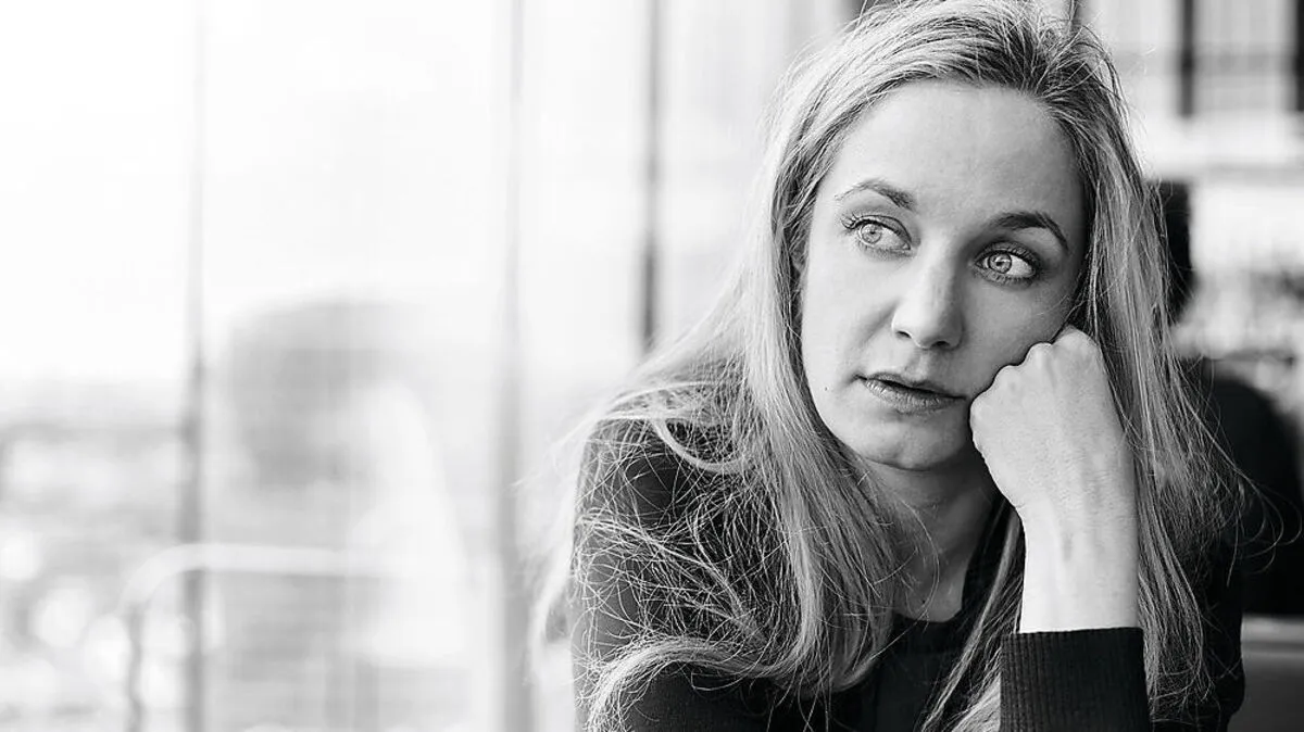 Raphaela Möst steht als Helene auf der Bühne